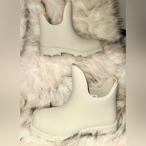 BURBERRY
Textured Rubber-Check Lining Rain Boots
Women’s US 6